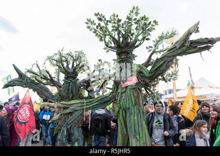 Cologne, Allemagne. 1er décembre 2018. Peu de temps avant le début de la Conférence mondiale sur le climat en Pologne le samedi (le 01.12.2018) des milliers de personnes ont manifesté à Cologne, en Allemagne pour une évacuation rapide de charbon. Credit : Guido Schiefer/Alamy Live News Banque D'Images