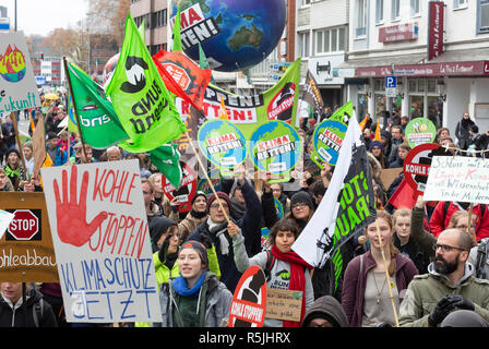 Cologne, Allemagne. 1er décembre 2018. Peu de temps avant le début de la Conférence mondiale sur le climat en Pologne le samedi (le 01.12.2018) des milliers de personnes ont manifesté à Cologne, en Allemagne pour une évacuation rapide de charbon. Credit : Guido Schiefer/Alamy Live News Banque D'Images