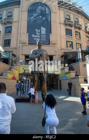 Johannesburg, Afrique du Sud, 1er décembre 2018. Les gens de prendre des photos d'eux-mêmes avec la statue de Nelson Mandela Nelson Mandela Square à Sandton. L'Afrique du Sud est en célébrant le centenaire de la naissance de Madiba. Credit : Eva-Lotta Jansson/Alamy Live News Banque D'Images