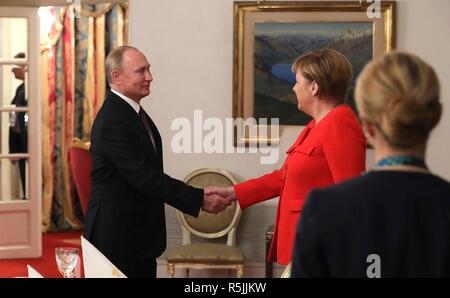Buenos Aires, Argentine. 1er décembre 2018. L'Argentine. 1er décembre 2018. Le président russe Vladimir Poutine, gauche, serre la main avec la Chancelière allemande Angela Merkel avant une réunion bilatérale en marge du Sommet du G20, le 1 décembre 2018, réunion à Buenos Aires, Argentine. Credit : Planetpix/Alamy Live News Crédit : Planetpix/Alamy Live News Banque D'Images