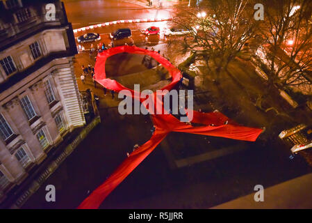 British Council, Londres, Royaume-Uni. 1er décembre 2018. Veillée aux chandelles est organisée pour la Journée mondiale contre le SIDA à l'extérieur du British Council. Crédit : Matthieu Chattle/Alamy Live News Banque D'Images