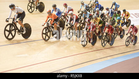 Berlin, Allemagne. 06Th Nov, 2018. Cyclisme : la Coupe du Monde de vélo de piste. Cavalier allemand Tatjana Paller (l) prend part à l'Omnium de la race. Crédit : Joerg Carstensen/dpa/Alamy Live News Banque D'Images