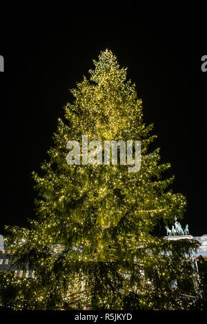 La Saxe, Allemagne. Berlin, Allemagne. 06Th Nov, 2018. Le sapin à la porte de Brandebourg s'allume. Crédit : Paul Zinken/dpa/Alamy Live News Banque D'Images