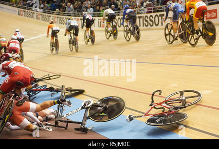 Berlin, Allemagne. 06Th Nov, 2018. Cyclisme : la Coupe du Monde de vélo de piste. Certains coureurs sont impliqués dans une chute dans l'Omnium de la race. Crédit : Joerg Carstensen/dpa/Alamy Live News Banque D'Images