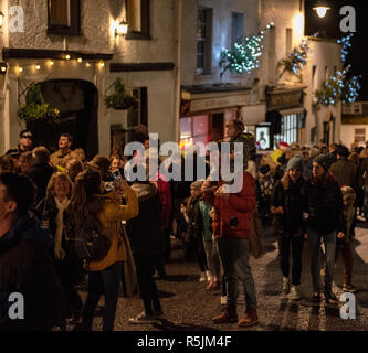 Lyme Regis, dans le Dorset, UK. 1er décembre 2018. Météo France : la foule rassembler sur un chiffon humide nuit à Lyme Regis pour regarder l'allumage des lumières de Noël. L'événement annuel populaire marque le début de la saison des festivités de la ville pittoresque de la ville. Credit : PQ/Alamy Live News Banque D'Images