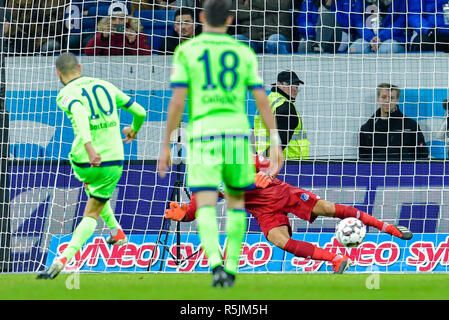 01 décembre 2018, Bade-Wurtemberg, Sinsheim : Soccer : Bundesliga, 1899 Hoffenheim - FC Schalke 04, 13e journée, dans la Rhein-Neckar-Arena. Schalkes Nabil Bentaleb (l) marque le but de pénalité de 1:1, qui est gardien de Hoffenheim Oliver Baumann (derrière) ne peut pas empêcher. Le Schalke Daniel Caligiuri (avant) à regarder. Photo : Uwe Anspach/DPA - NOTE IMPORTANTE : en conformité avec les exigences de la DFL Deutsche Fußball Liga ou la DFB Deutscher Fußball-Bund, il est interdit d'utiliser ou avoir utilisé des photographies prises dans le stade et/ou la correspondance dans la séquence sous forme d'images et/ou vidéo-comme Banque D'Images