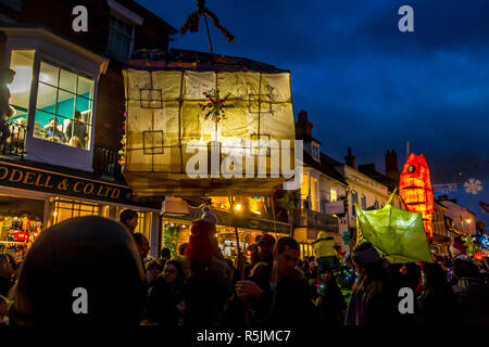 Stony Stratford. L'España.1er décembre 2018. Défilé lanterne avec un peu plus de 280 lanternes, la plupart d'entre elles ont été faites par les familles et les jeunes enfants à York House, un centre communautaire, de la jeunesse et de la culture au cours des derniers mois. La Lanterne de procession descend dans la rue haute emballés sur le chemin de la place du marché, crédit : Keith J Smith./Alamy Live News Banque D'Images