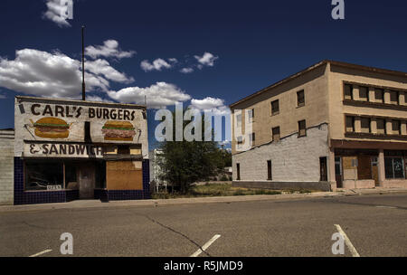 Caliente, Nevada, USA. Août 17, 2017. Une friche Carl's Burgers & Sandwich Shop est l'une des nombreuses fenêtres dotées de bâtiment situé à Caliente, Nevada. Credit : L.E. Baskow/ZUMA/Alamy Fil Live News Banque D'Images