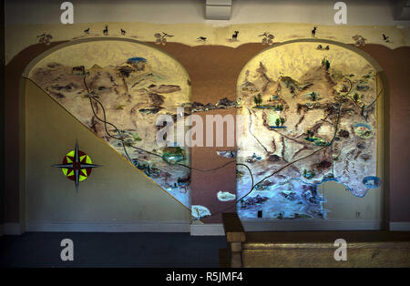 Caliente, Nevada, USA. Août 17, 2017. Le Caliente Railroad Depot et peint à la carte à propos de la mission historique de style Renaissance, situé dans la gare de Caliente, Nevada. Credit : L.E. Baskow/ZUMA/Alamy Fil Live News Banque D'Images