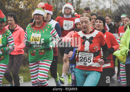 Chasewater, Staffordshire, Royaume-Uni. 1er décembre 2018. Les coureurs participant à la course annuelle de pudding Chrsitmas Crédit : Daniel James Armishaw/Alamy Live News Banque D'Images