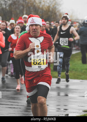 Chasewater, Staffordshire, Royaume-Uni. 1er décembre 2018. Les coureurs participant à la course annuelle de pudding Chrsitmas Crédit : Daniel James Armishaw/Alamy Live News Banque D'Images