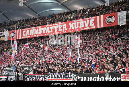 Stuttgart, Allemagne. 06Th Nov, 2018. Soccer : Bundesliga, le VfB Stuttgart - FC Augsburg, 13e journée dans la Mercedes Benz-Arena. Le bloc ventilateur 'Cannstatter Kurve'. Credit : Marijan Murat/DPA - NOTE IMPORTANTE : en conformité avec les exigences de la DFL Deutsche Fußball Liga ou la DFB Deutscher Fußball-Bund, il est interdit d'utiliser ou avoir utilisé des photographies prises dans le stade et/ou la correspondance dans la séquence sous forme d'images et/ou vidéo-comme des séquences de photos./dpa/Alamy Live News Banque D'Images