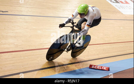 Berlin, Allemagne. 06Th Nov, 2018. Cyclisme : la Coupe du Monde de vélo de piste. Le pilote allemand Joachim Eilers remporte la finale du 1 km du procès. Crédit : Joerg Carstensen/dpa/Alamy Live News Banque D'Images