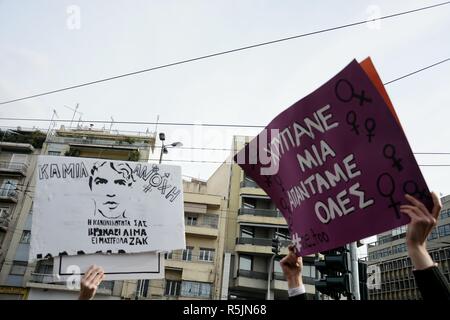 Athènes, Grèce. 1er décembre 2018. Les protestataires sont vu la tenue des pancartes pendant la manifestation de protestation des militants.dans la mémoire de Zak Kostopoulos un activiste de 32 ans qui a été tué. Credit : Giorgos Zachos SOPA/Images/ZUMA/Alamy Fil Live News Banque D'Images