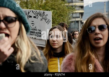 Athènes, Grèce. 1er décembre 2018. Les protestataires sont vus scandant des slogans pendant la manifestation de protestation des militants.dans la mémoire de Zak Kostopoulos un activiste de 32 ans qui a été tué. Credit : Giorgos Zachos SOPA/Images/ZUMA/Alamy Fil Live News Banque D'Images