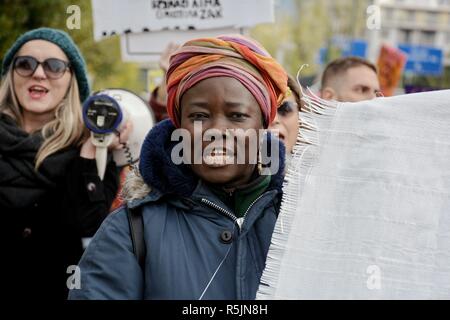 Athènes, Grèce. 1er décembre 2018. Les protestataires sont vus scandant des slogans pendant la manifestation de protestation des militants.dans la mémoire de Zak Kostopoulos un activiste de 32 ans qui a été tué. Credit : Giorgos Zachos SOPA/Images/ZUMA/Alamy Fil Live News Banque D'Images