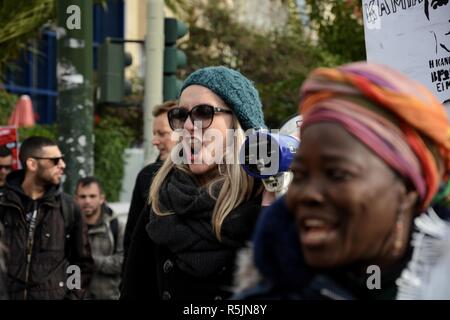 Athènes, Grèce. 1er décembre 2018. Les protestataires sont vus scandant des slogans pendant la manifestation de protestation des militants.dans la mémoire de Zak Kostopoulos un activiste de 32 ans qui a été tué. Credit : Giorgos Zachos SOPA/Images/ZUMA/Alamy Fil Live News Banque D'Images