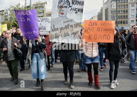 Athènes, Grèce. 1er décembre 2018. Les protestataires sont vu la tenue des pancartes pendant la manifestation de protestation des militants.dans la mémoire de Zak Kostopoulos un activiste de 32 ans qui a été tué. Credit : Giorgos Zachos SOPA/Images/ZUMA/Alamy Fil Live News Banque D'Images