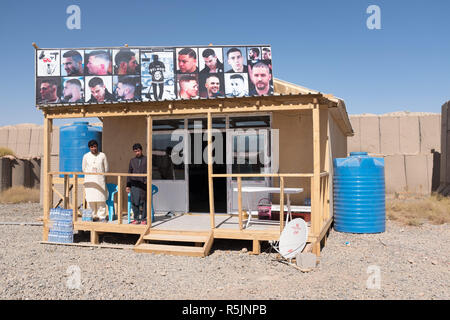 Dahlke, Afghanistan. 1er décembre 2018. Les États-Unis sont le premier fournisseur de soutien aéroporté en Afghanistan dans le cadre de l'opération de l'OTAN, soutien ferme. La 101st Airborne Brigade d'aviation de combat est de fournir un soutien à la fois à l'Armée nationale afghane ainsi que la formation. Dans tous les espoirs d'un Afghanistan plus sûr et sécurisé. Une boutique de coiffeur juste pour sldiers. Credit : Allison Dîner/ZUMA/Alamy Fil Live News Banque D'Images