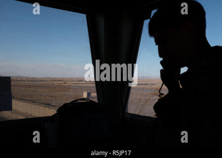 Dahlke, Afghanistan. 1er décembre 2018. Les États-Unis sont le premier fournisseur de soutien aéroporté en Afghanistan dans le cadre de l'opération de l'OTAN, soutien ferme. La 101st Airborne Brigade d'aviation de combat est de fournir un soutien à la fois à l'Armée nationale afghane ainsi que la formation. Dans tous les espoirs d'un Afghanistan plus sûr et sécurisé. Un soldat parle au téléphone à l'arrivée d'un crédit d'hélicoptères : Allison Dîner/ZUMA/Alamy Fil Live News Banque D'Images