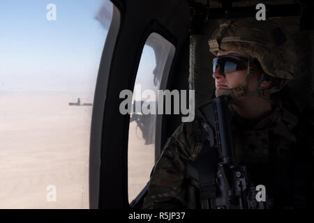 Dahlke, Afghanistan. 1er décembre 2018. Les États-Unis sont le premier fournisseur de soutien aéroporté en Afghanistan dans le cadre de l'opération de l'OTAN, soutien ferme. La 101st Airborne Brigade d'aviation de combat est de fournir un soutien à la fois à l'Armée nationale afghane ainsi que la formation. Dans tous les espoirs d'un Afghanistan plus sûr et sécurisé. Une femme soldat regarde par la fenêtre d'un hélicoptère Blackhawk. Credit : Allison Dîner/ZUMA/Alamy Fil Live News Banque D'Images