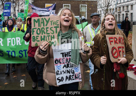 Londres, Royaume-Uni. 1er décembre 2018. Les défenseurs de passer vers le bas sur l'ensemble de Whitehall pour la Justice Climatique manifestation à protester contre les politiques du gouvernement en matière de changement climatique, y compris l'expansion d'Heathrow et la fracturation hydraulique. Après un rassemblement à l'extérieur de l'ambassade de Pologne, choisi de mettre en évidence l'ONU Katowice Conférence sur le changement climatique qui commence demain, les manifestants ont marché à Downing Street. Credit : Mark Kerrison/Alamy Live News Banque D'Images