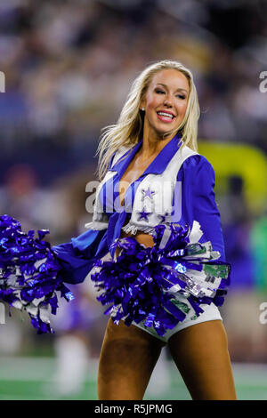 Arlington, TX, États-Unis. 29 Nov, 2018. Dallas Cowboys cheerleaders divertit la foule contre New Orleans Saints à l'AT&T Stadium à Arlington, TX. Stephen Lew/CSM/Alamy Live News Banque D'Images