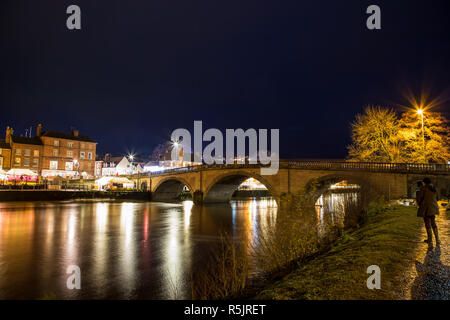 Bewdley, UK. 1er décembre 2018. Il y a un sentiment de véritable esprit de communauté et d'amusement de fête ce soir à la folk de Bewdley viennent ensemble pour soutenir la ville des lumières de Noël annuel de l'allumage et Victorien traditionnel Marché de Noël. Hébergé par la station de radio locale BBC Hereford et Worcester, avec groupe live entertainment de l'essence et allumettes, les foules s'assurer que c'est une soirée qui célèbre l'avènement et les festivités du temps des fêtes. Credit : Lee Hudson/Alamy Live News Banque D'Images