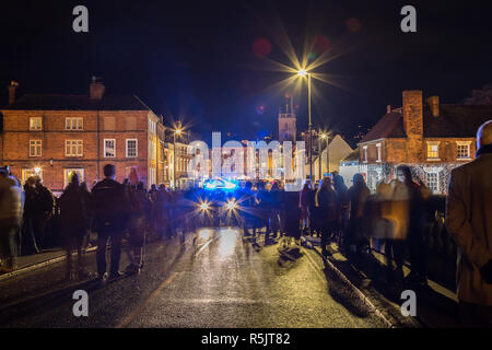 Bewdley, UK. 1er décembre 2018. Il y a un sentiment de véritable esprit de communauté et d'amusement de fête ce soir à la folk de Bewdley viennent ensemble pour soutenir la ville des lumières de Noël annuel de l'allumage et Victorien traditionnel Marché de Noël. Hébergé par la station de radio locale BBC Hereford et Worcester, avec groupe live entertainment de l'étonnant et l'essence correspond à la foule, s'assurer que c'est une soirée qui célèbre l'avènement et les festivités du temps des fêtes. Credit : Lee Hudson/Alamy Live News Banque D'Images