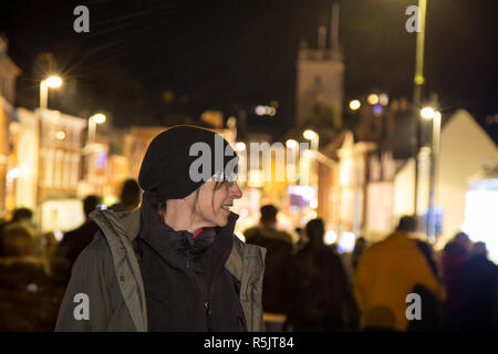 Bewdley, UK. 1er décembre 2018. Il y a un sentiment de véritable esprit de communauté et d'amusement de fête ce soir à la folk de Bewdley viennent ensemble pour soutenir la ville des lumières de Noël annuel de l'allumage et Victorien traditionnel Marché de Noël. Hébergé par la station de radio locale BBC Hereford et Worcester, avec groupe live entertainment de l'essence et allumettes, les foules s'assurer que c'est une soirée qui célèbre l'avènement et les festivités du temps des fêtes. Credit : Lee Hudson/Alamy Live News Banque D'Images