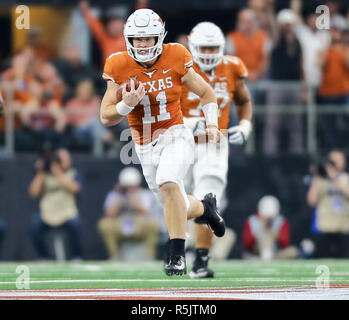 Arlington, Texas, USA. 1er décembre 2018. Texas quart-arrière Sam Ehlinger (11) au cours de la Big 12 NCAA Football Championnat match entre l'Université du Texas et l'Université d'Oklahoma Sooners à AT&T Stadium à Arlington, au Texas. Tom Sooter/CSM/Alamy Live News Banque D'Images