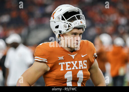 Arlington, Texas, USA. 1er décembre 2018. Texas quart-arrière Sam Ehlinger (11) avant le grand championnat NCAA Football 12 match entre l'Université du Texas et l'Université d'Oklahoma Sooners à AT&T Stadium à Arlington, au Texas. Tom Sooter/CSM/Alamy Live News Banque D'Images