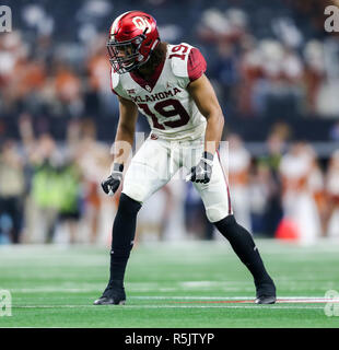 Arlington, Texas, USA. 1er décembre 2018. Le secondeur Oklahoma Caleb Kelly (19) pendant le Big 12 NCAA Football Championnat match entre l'Université du Texas et l'Université d'Oklahoma Sooners à AT&T Stadium à Arlington, au Texas. Tom Sooter/CSM/Alamy Live News Banque D'Images