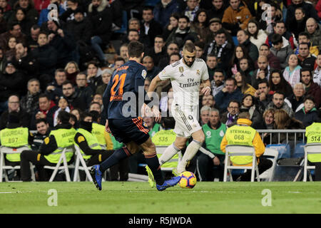 Madrid, Madrid, Espagne. 1er décembre 2018. Karim Benzema du Real Madrid et Valence CF's Cristiano Piccini vu en action au cours de la Liga match entre le Real Madrid et Valence CF à Santiago Bernabeu à Madrid, Espagne. Legan Crédit : P. Mace/SOPA Images/ZUMA/Alamy Fil Live News Banque D'Images