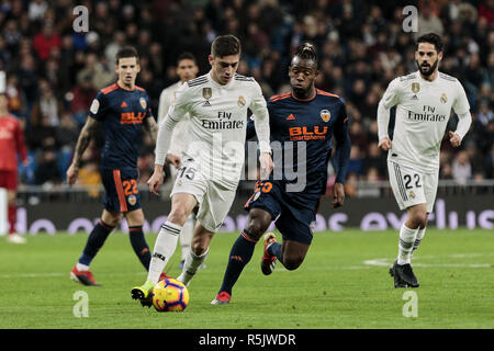 Madrid, Madrid, Espagne. 1er décembre 2018. Federico du Real Madrid Valverde et Valencia CF's Michy Batshuayi vu en action au cours de la Liga match entre le Real Madrid et Valence CF à Santiago Bernabeu à Madrid, Espagne. Legan Crédit : P. Mace/SOPA Images/ZUMA/Alamy Fil Live News Banque D'Images