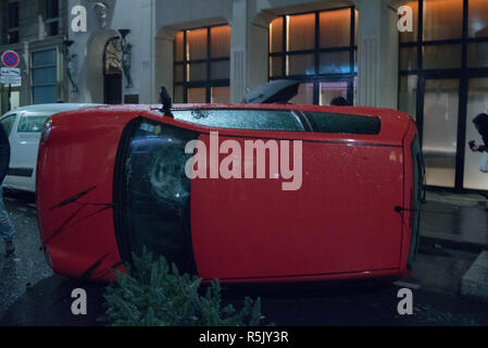 Paris, France. 1er décembre 2018. Jaune à Paris France, Décembre 01/2018 : des dommages considérables à l'écart de la manifestation Crédit : Saïd Anas/Alamy Live News Banque D'Images