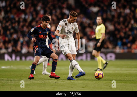 Santiago Bernabeu, Madrid, Espagne. 1er décembre 2018. La Liga football, Real Madrid contre Valence ; Marcos Llorente (Real Madrid) avec la balle : Action Crédit Plus Sport/Alamy Live News Banque D'Images