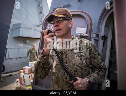 La Marine américaine Vice Adm. Stearney Scott, commandant du U.S. Naval Forces Central Command parle sur l'interphone de bord 1MC pour accueillir l'équipage du destroyer lance-missiles USS Jason Dunham, 24 octobre 2018 à Manama, Bahreïn. Le Vice-amiral Scott Stearney a été retrouvé mort dans sa résidence à Bahreïn le 1 décembre 2018, de suicide. Banque D'Images