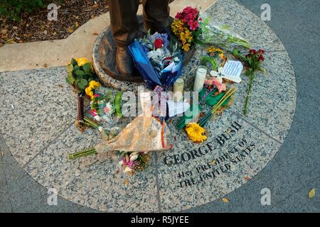 College Station, Texas, USA. 1 Déc., 2018. Fleurs à la base de la George H. W. En dehors de la statue de Bush George Bush Presidential Library à College Station, Texas, USA. L'ancien président Bush est mort le 30 novembre 2018 à l'âge de 94 ans. Banque D'Images