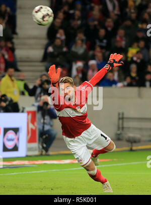 Stuttgart, Allemagne. 1er décembre 2018. Ron-Robert Zieler gardien de Stuttgart fait concurrence au cours d'un match de Bundesliga allemande entre FC Augsburg et le VfB Stuttgart à Stuttgart, Allemagne, le 1 décembre 2018. Augsburg a perdu 0-1. Crédit : Philippe Ruiz/Xinhua/Alamy Live News Banque D'Images