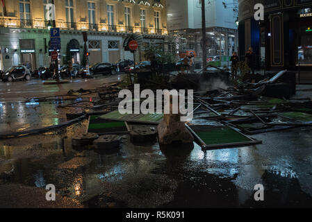 Paris, France. 1er décembre 2018. Jaune à Paris France, Décembre 01/2018 : des dommages considérables à l'écart de la manifestation Crédit : Saïd Anas/Alamy Live News Banque D'Images