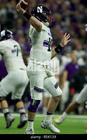 Indianapolis, Indiana, USA. 1er décembre 2018. Le nord-ouest de Wildcats quarterback Clayton Thorson (18) en passant à la NCAA Championship 10 grand match de football entre le nord-ouest de l'Ohio State Buckeyes Wildcats & au Lucas Oil Stadium à Indianapolis, Indiana. JP Waldron/Cal Sport Media/Alamy Live News Banque D'Images