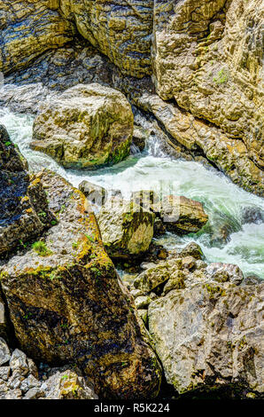 Rivière qui coule à travers les gorges de Breitachklamm Banque D'Images