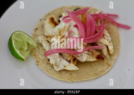 Une authentique cuisine mexicaine fish taco avec oignon mariné un quartier de lime sur l'île de Cozumel Banque D'Images