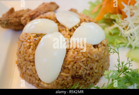 Riz frit épicé avec oeuf mollet Banque D'Images