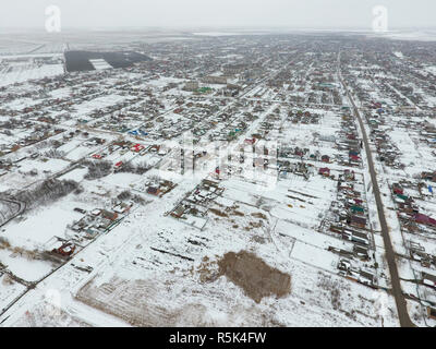 Vue d'hiver à partir de la vue plongeante sur le village. Les rues sont couvertes de neige Banque D'Images