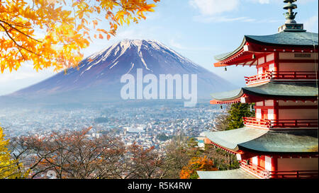 Fuji montagne en automne avec les feuilles d'érable rouge, le Japon Banque D'Images