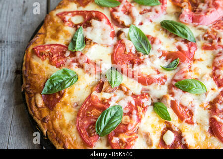 Pizza au Pepperoni chaud maison sur une table en bois rustique. Pizza à la tomate, fromage et basilic with copy space Banque D'Images