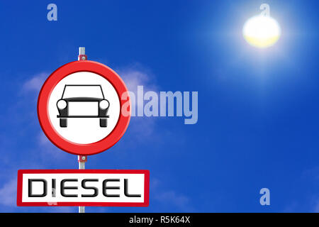 Signer les voitures diesel interdits de ciel bleu et soleil. Banque D'Images