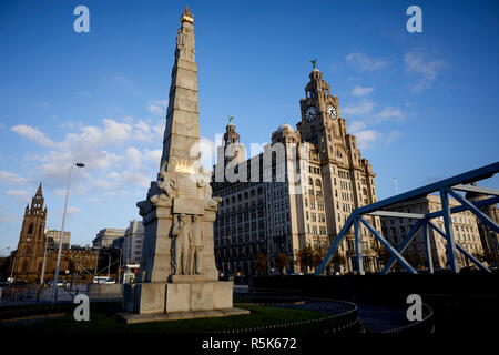 Liverpool Waterfront Granite memorial monument commémorant les 244 ingénieurs qui ont perdu la vie dans la catastrophe du Titanic 1912 Banque D'Images